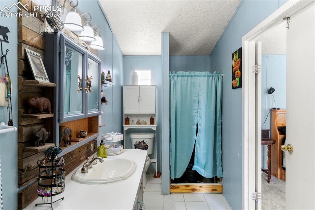 Image 19 of 32: Bathroom