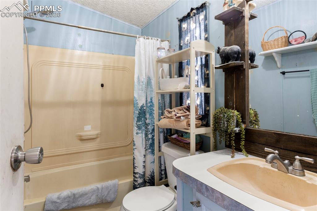 Image 9 of 32: secondary bathroom