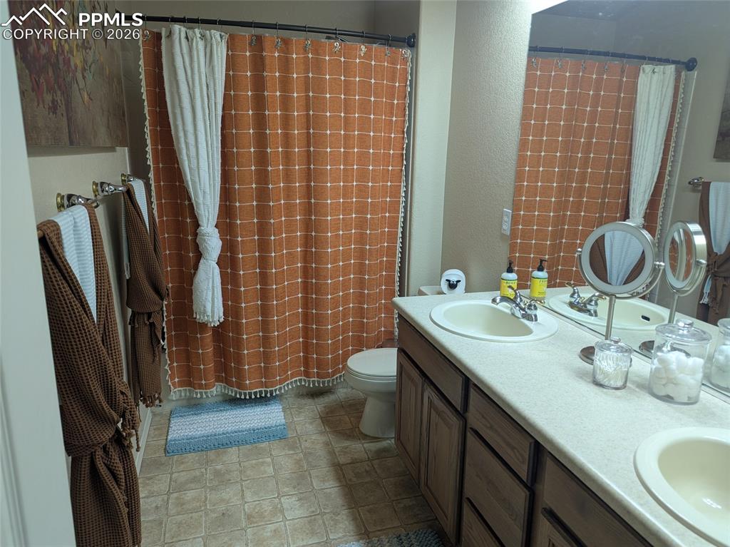 Image 20 of 26: Bathroom