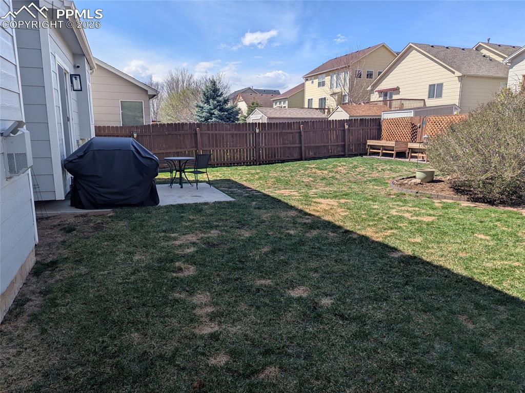 Image 25 of 26: Yard