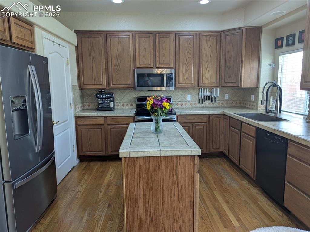 Image 4 of 26: Kitchen