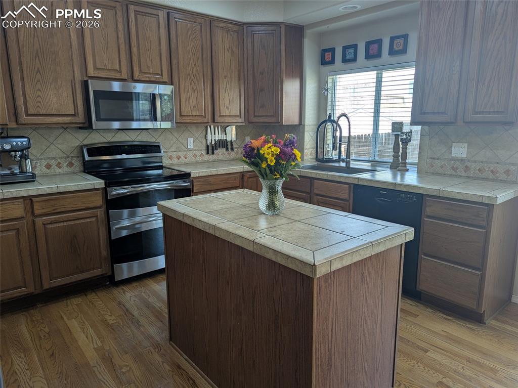 Image 5 of 26: Kitchen