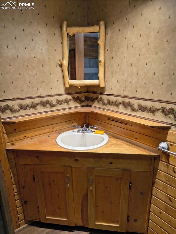 Image 17 of 20: Bathroom with vanity