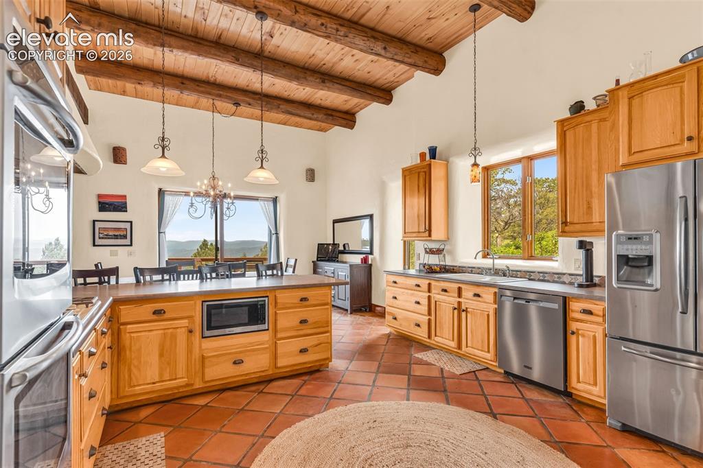 Image 15 of 48: Kitchen