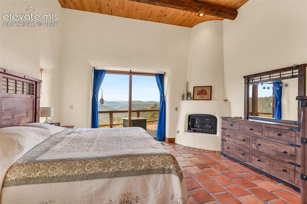 Image 18 of 48: Bedroom