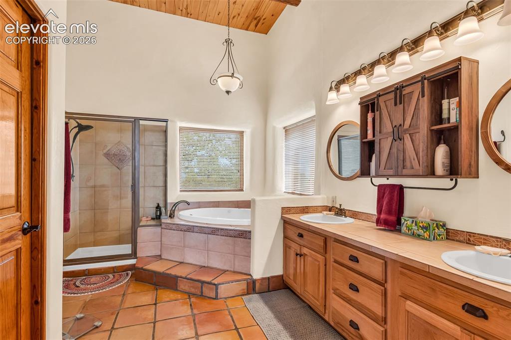 Image 19 of 48: Bathroom