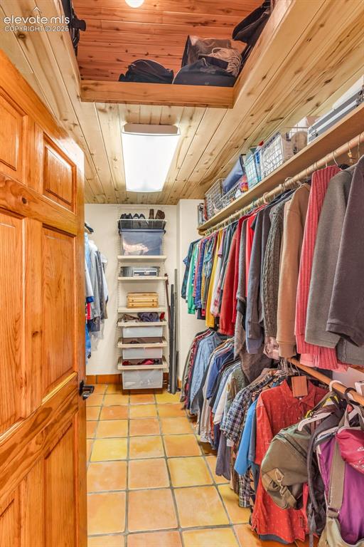 Image 20 of 48: Closet