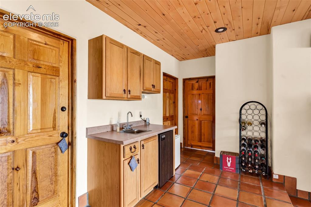 Image 26 of 48: Kitchen