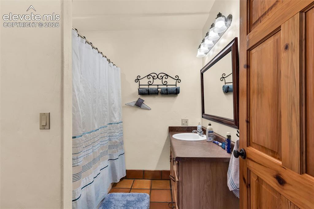 Image 34 of 48: Bathroom