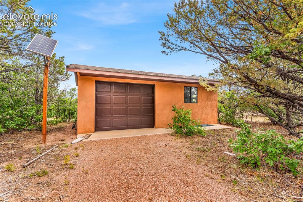 Image 41 of 48: Garage