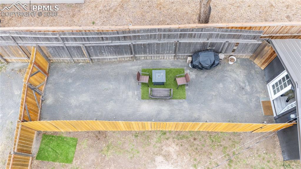 Image 33 of 40: Yard