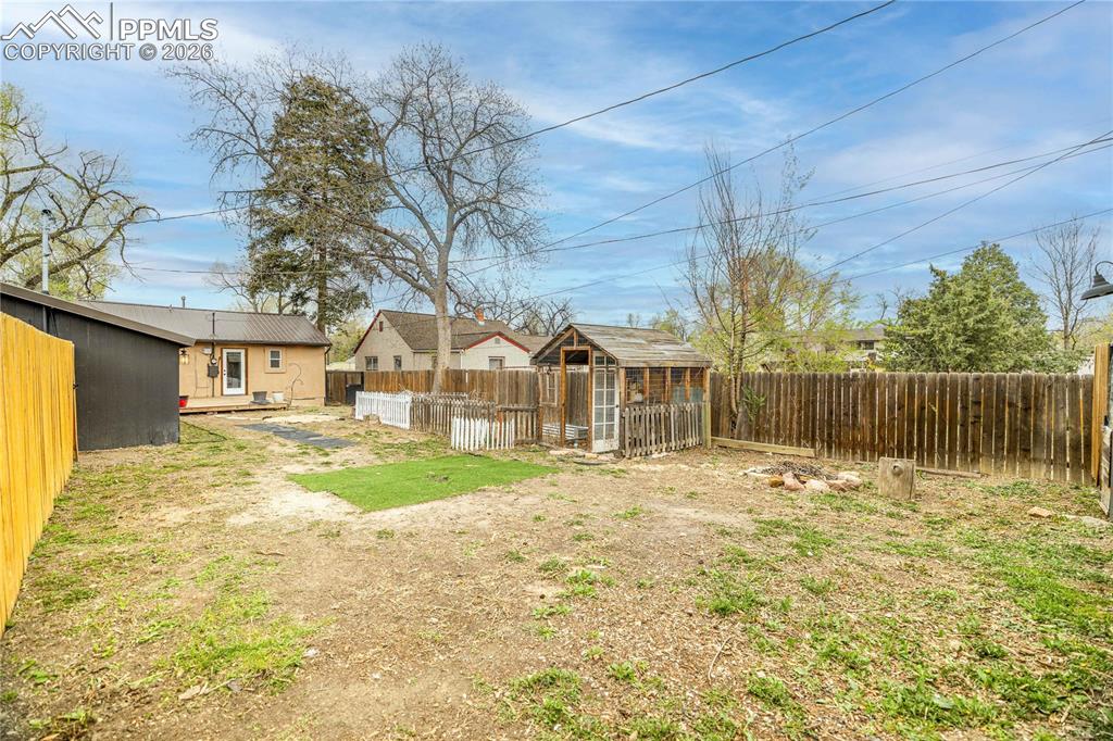 Image 34 of 40: Yard