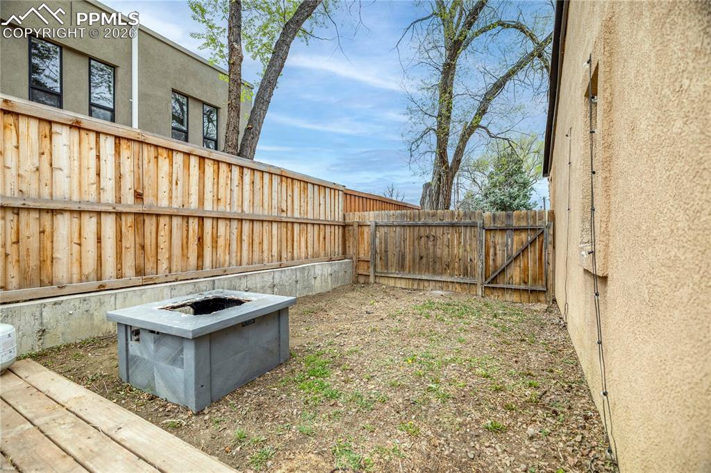 Image 36 of 40: Yard