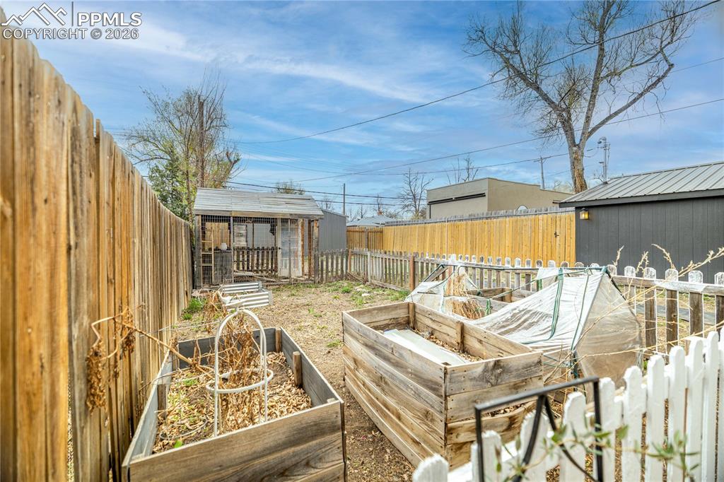 Image 39 of 40: Yard