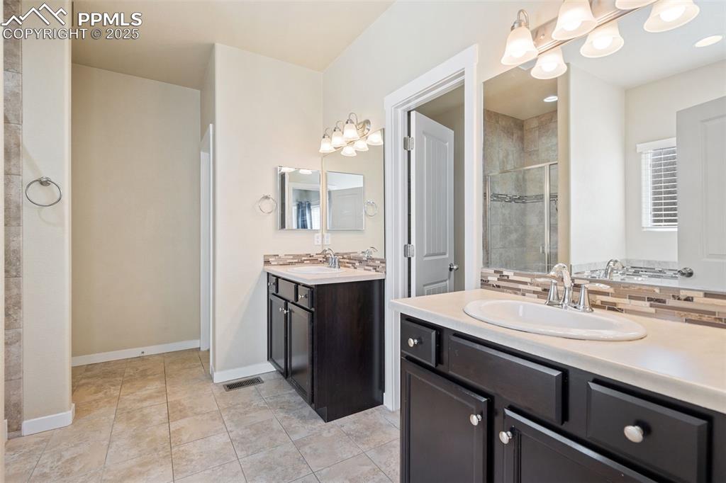 Image 17 of 37: Bathroom