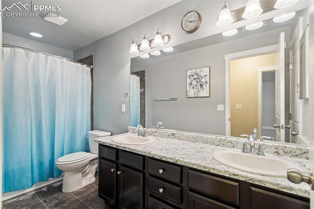 Image 29 of 37: Bathroom