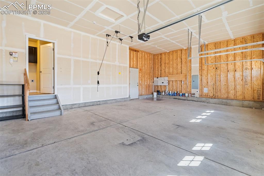 Image 31 of 37: Garage