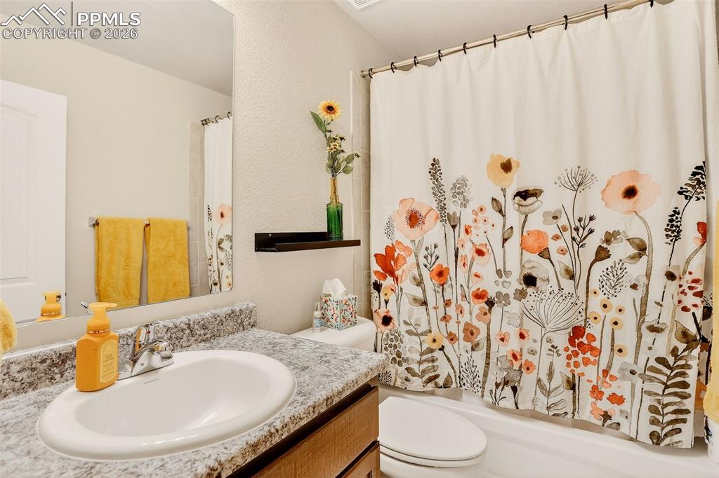 Image 29 of 34: Bathroom