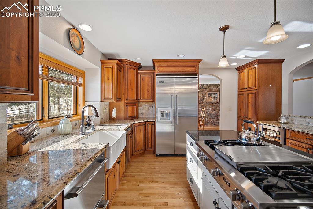 Image 14 of 49: Kitchen