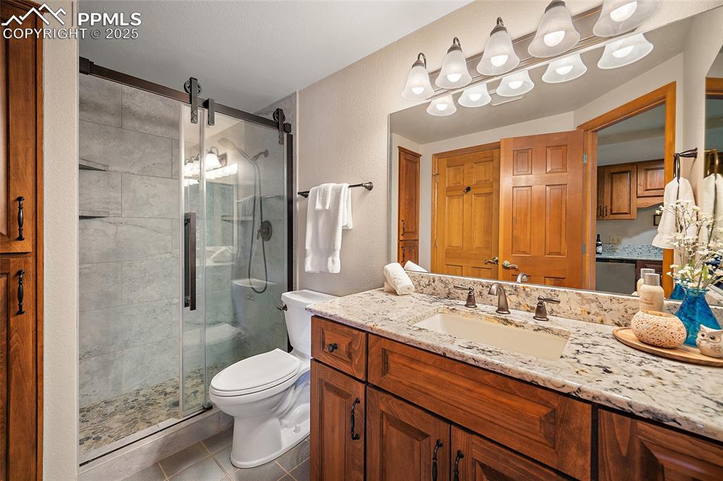 Image 24 of 49: Secondary en-suite 