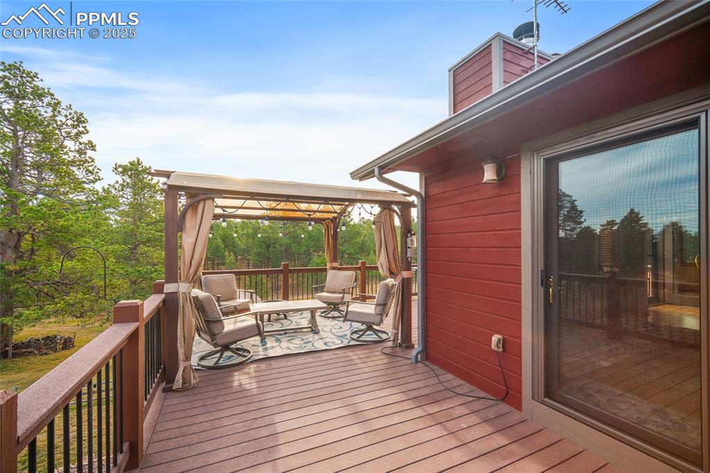 Image 38 of 49: Deck