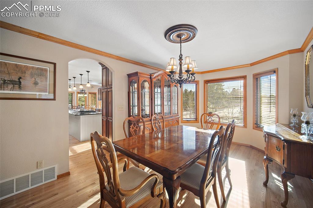 Image 9 of 49: Dining Area