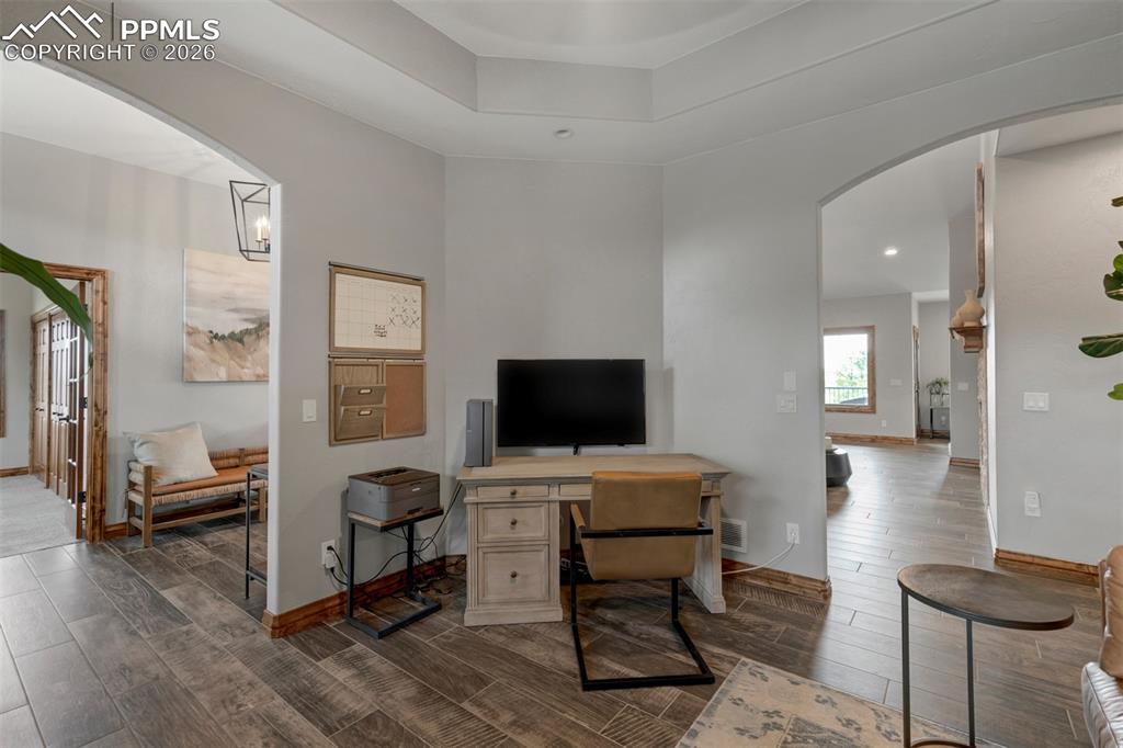 Image 15 of 50: Office