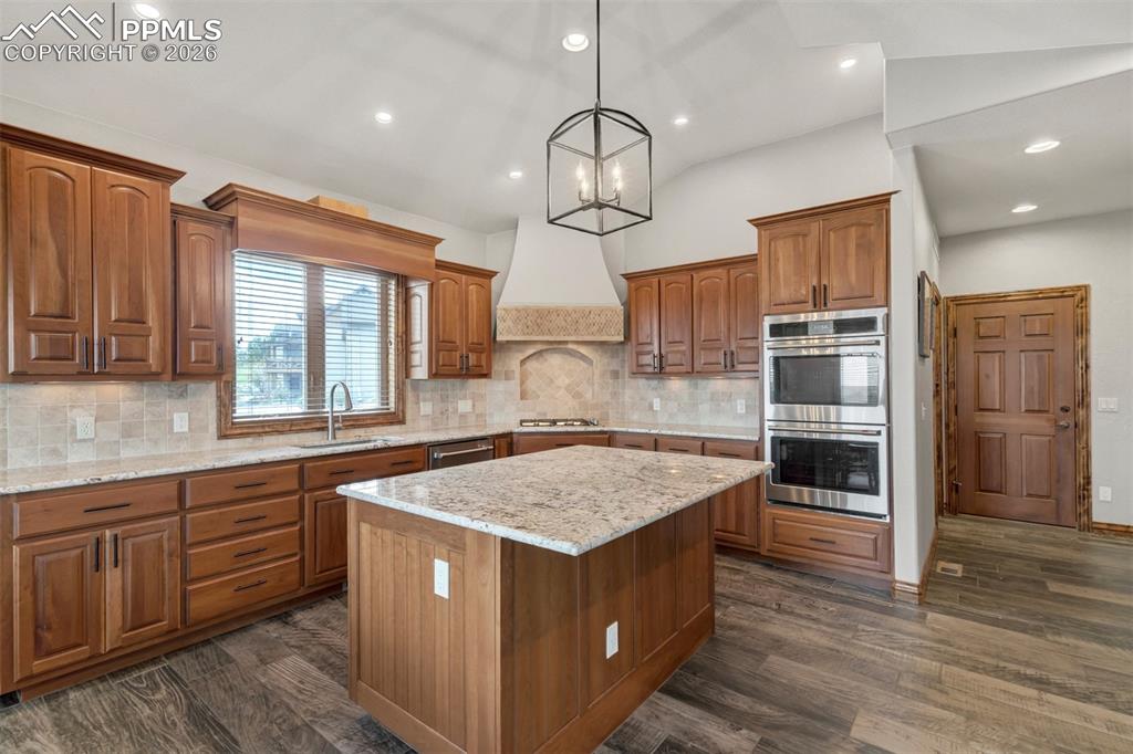 Image 17 of 50: Kitchen