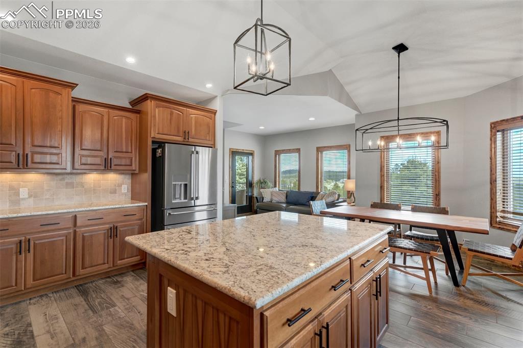 Image 18 of 50: Kitchen