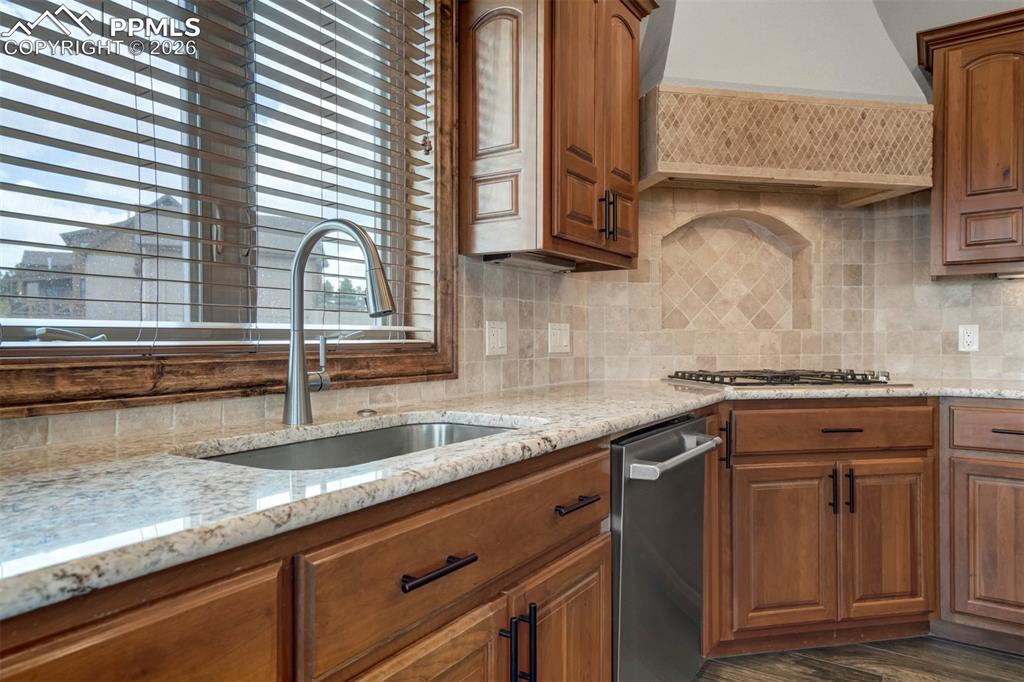 Image 19 of 50: Kitchen