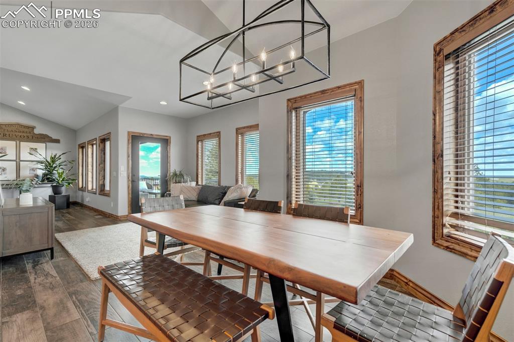 Image 20 of 50: Dining Area