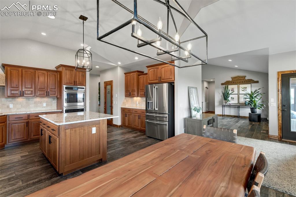 Image 21 of 50: Kitchen