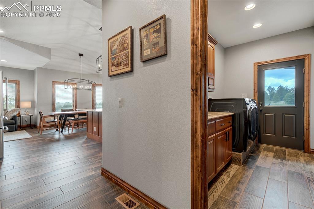 Image 24 of 50: Laundry