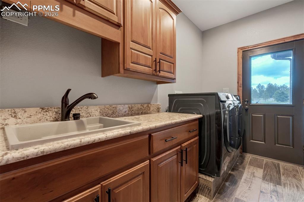 Image 25 of 50: Laundry