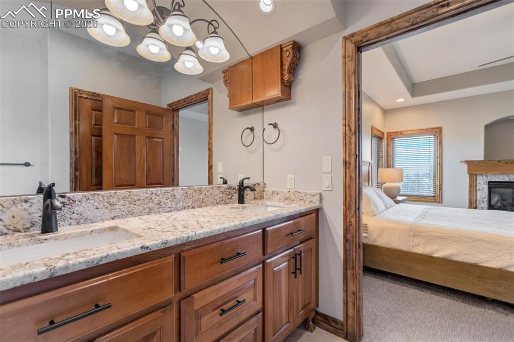 Image 32 of 50: Bathroom