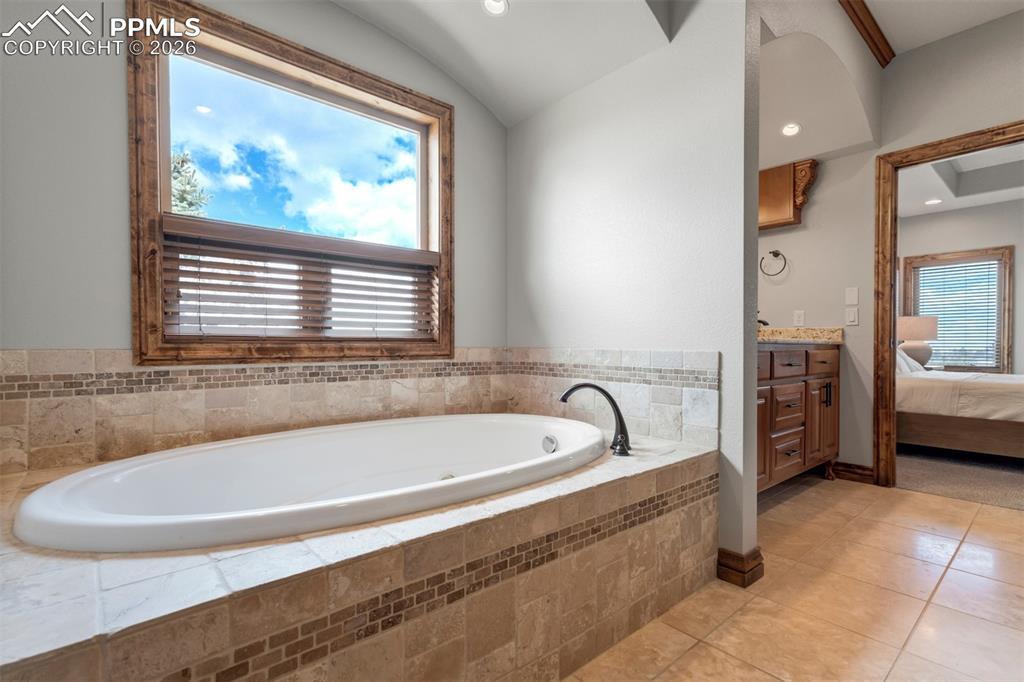 Image 33 of 50: Bathroom