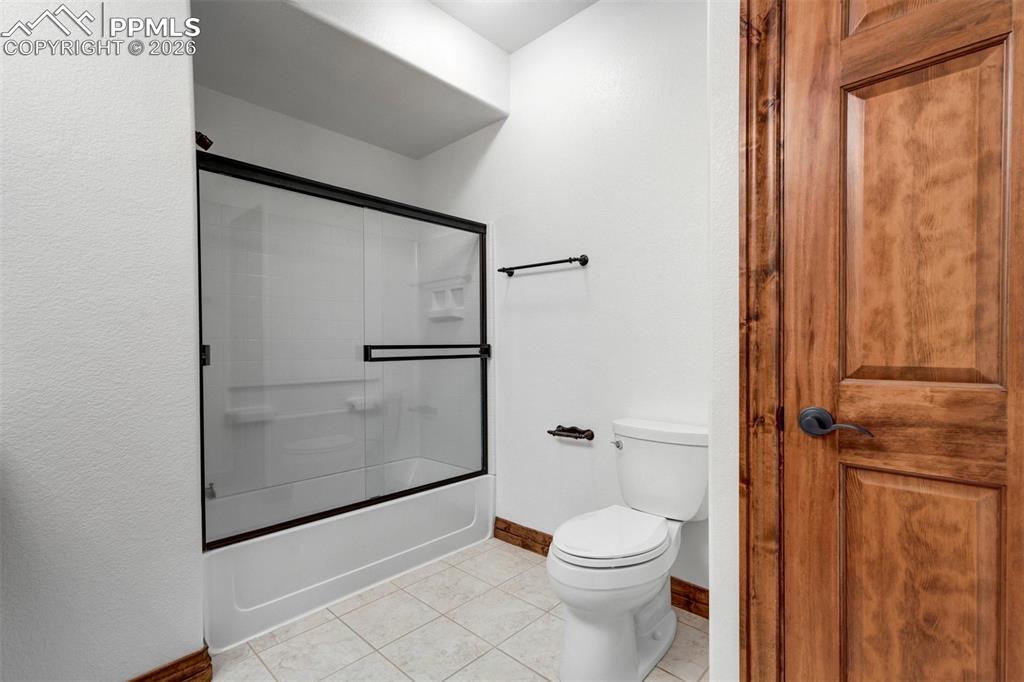 Image 40 of 50: Bathroom