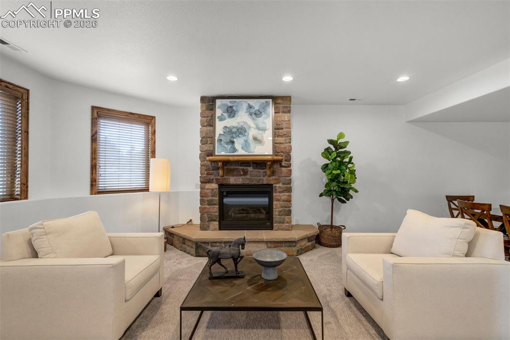 Image 43 of 50: Living Room