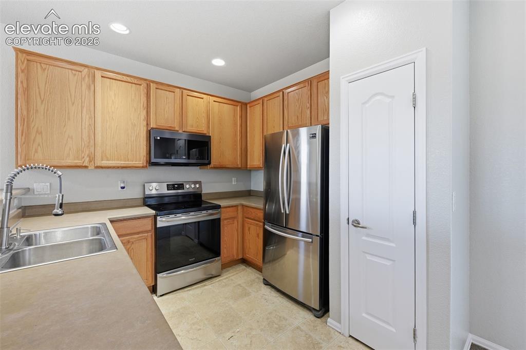 Image 18 of 35: Kitchen