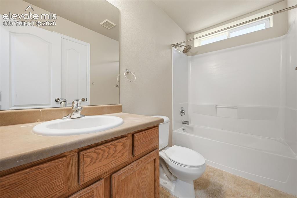 Image 35 of 35: Bathroom