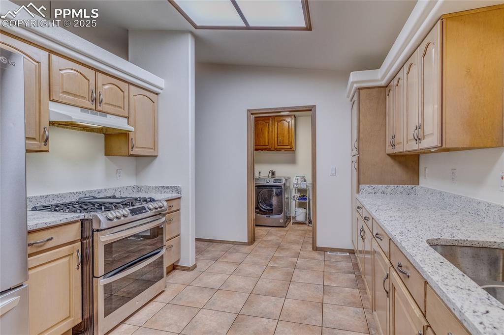 Image 15 of 48: Kitchen