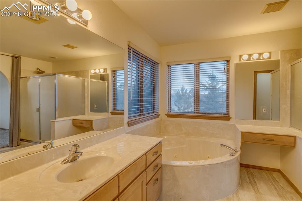 Image 26 of 48: Bathroom