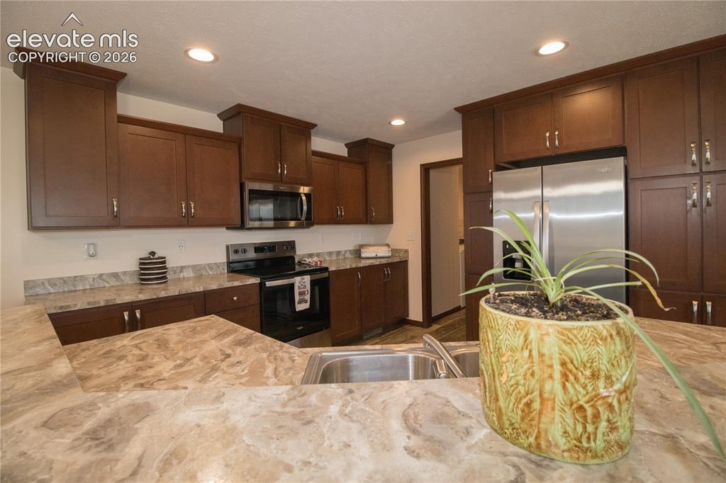 Image 10 of 30: Kitchen