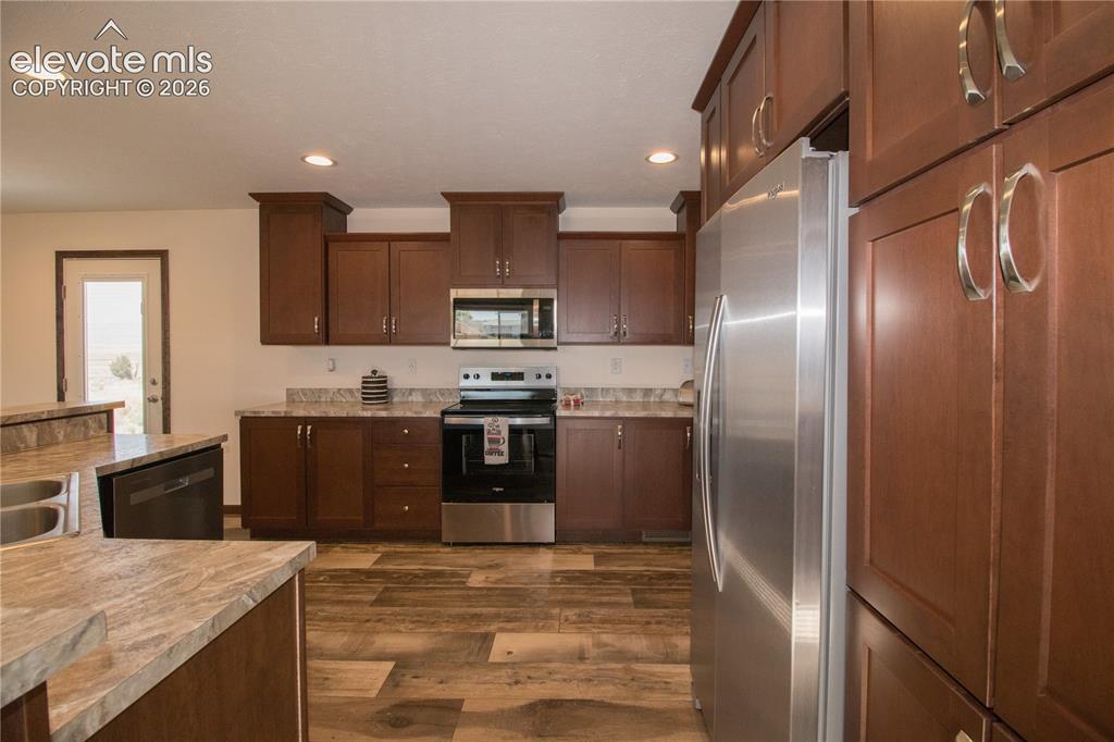 Image 9 of 30: Kitchen