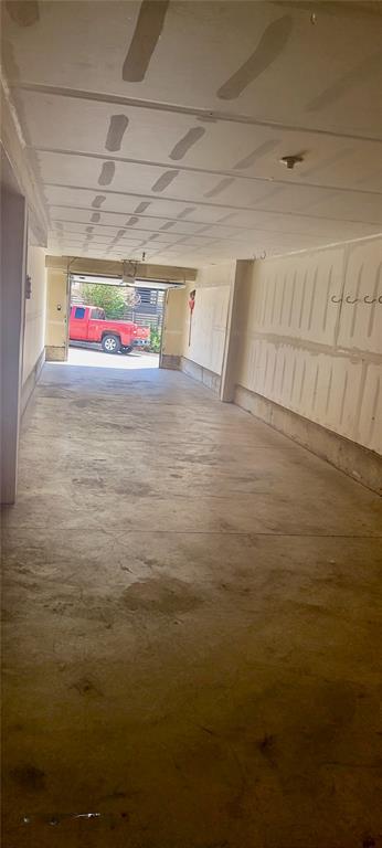 Image 6 of 24: Garage