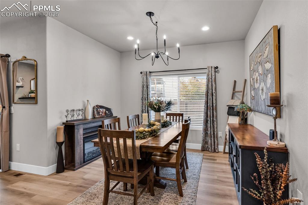 Image 18 of 33: Dining Area