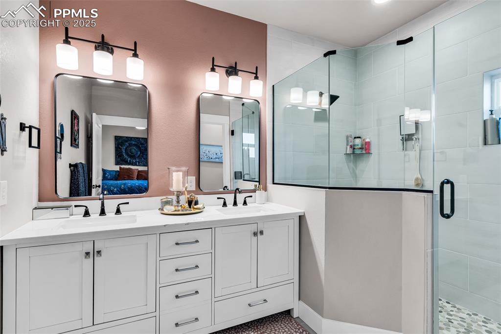 Image 22 of 33: Bathroom