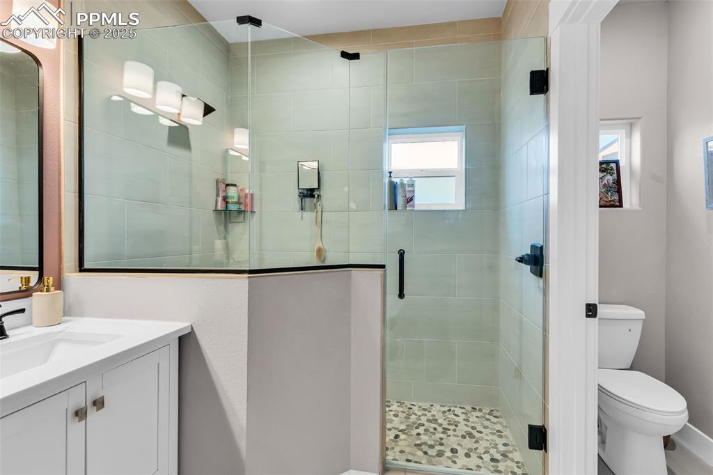 Image 23 of 33: Bathroom