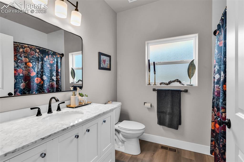 Image 26 of 33: Bathroom