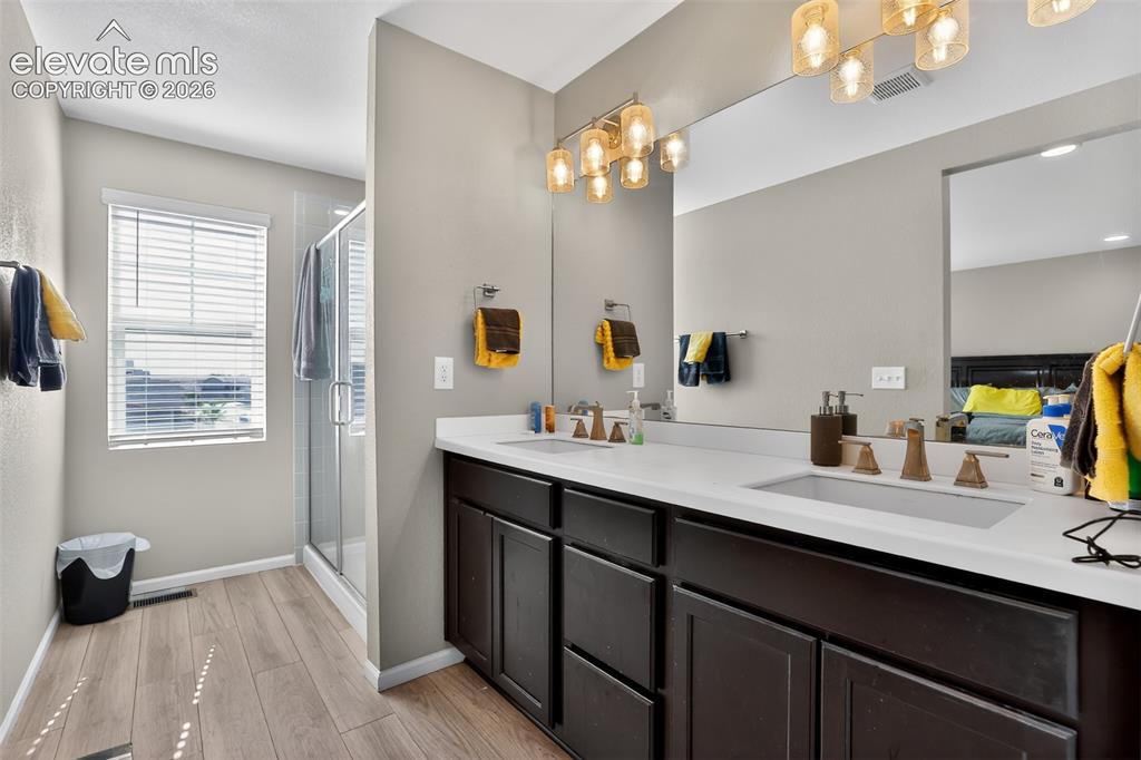 Image 19 of 31: Bathroom